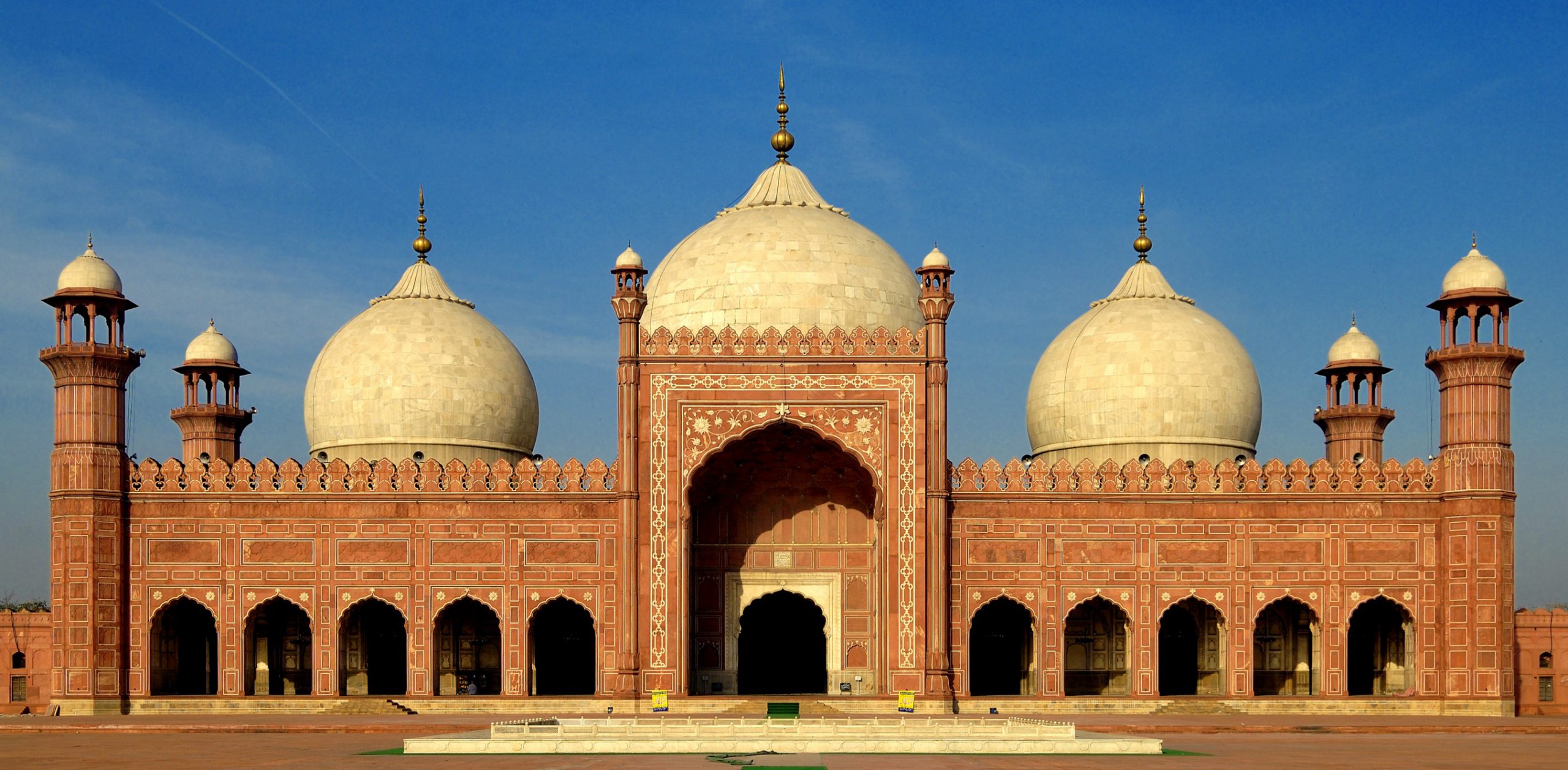 descriptive essay on badshahi mosque